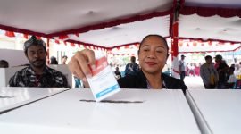 Seorang warga memasukkan surat suara dalam kotak suara pada kegiatan simulasi di pelataran Graha Eme Neme Yauware, Timika, Papua Tengah, Rabu (24/1/2024). (Foto: Galeri Papua/Moh. Wahyu Welerubun)