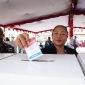 Seorang warga memasukkan surat suara dalam kotak suara pada kegiatan simulasi di pelataran Graha Eme Neme Yauware, Timika, Papua Tengah, Rabu (24/1/2024). (Foto: Galeri Papua/Moh. Wahyu Welerubun)