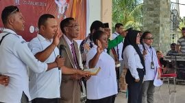 Beberapa perwakilan anggota KPPS saat pengambilan sumpah dalam pelantikan yang berlangsung di pelataran Graha Eme Neme Yauware, Timika, Papua, Tengah, Kamis (25/1/2024). (Foto: Galeri Papua/Endy Langobelen)