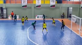 Tim futsal putri Papua Pegunungan kontra tim Papua Tengah dalam laga kualifikasi PON XXI Aceh-Sumut yang digelar di GOR Futsal Mimika, Jalan SP2-SP5, Timika, Kamis (25/1/2024). (Foto: Galeri Papua/Jefri Manehat)