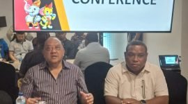 Ketua Umum Komite Olahraga Nasional Indonesia (KONI), Pusat Letjen (Purn) Marciano Norman, saat konferensi pers didampingi Wakil Ketua I KONI Provinsi Papua Tengah, Cessar A. Tunya, di Swiss-Bellin Hotel Timika, Kamis (25/1/2024). (Foto: Istimewa/Fachruddin Aji)