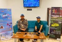 Mustofa Abdulah, CEO Event Organizer 1945 ProdCom, selaku penyelengga, dan Ketua Panitia, Aminudin, saat melakukan konferensi pers di Cafe Mulo, Jalan Budi Utomo, Timika, Kamis (25/1/2024) malam. (Foto: Istimewa)