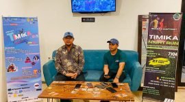 Mustofa Abdulah, CEO Event Organizer 1945 ProdCom, selaku penyelengga, dan Ketua Panitia, Aminudin, saat melakukan konferensi pers di Cafe Mulo, Jalan Budi Utomo, Timika, Kamis (25/1/2024) malam. (Foto: Istimewa)