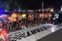 Para peserta Timika Night Run 2024 bersiap-siap di garis start. (Foto: Galeri Papua/Moh. Wahyu Welerubun)
