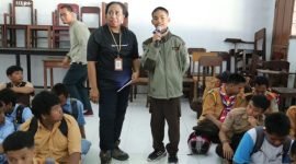 Seorang siswa SMKN 1 Mimika menjawab pertanyaan seputar edukasi keselamatan yang diberikan panitia BK3N PTFI. (Foto: Istimewa/Corporate Communication PTFI)