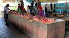 Potongan daging babi pada salah satu lapak di Pasar Sentral Timika, Papua Tengah. (Foto: Galeri Papua/Moh. Wahyu Welerubun)