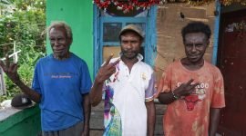 Selestinus Kawarapea dan warga asli Papua lainnya di Kampung Pigapu, Distrik Mimika Timur, Kabupaten Mimika, Papua Tengah, memberikan dukungan penuh kepada Soedeson Tandra. (Foto: Galeri Papua/Endy Langobelen)