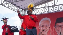 Bendahara DPD PDIP Papua Tengah, Willem Wandik, saat berorasi dalam kampanye akbar DPC PDIP Kabupaten Mimika di salah satu lapangan terbuka, Jalan Cenderawasih, Timika, Papua Tengah, Selasa (30/1/2024). (Foto: Galeri Papua/Endy Langobelen)