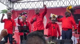 Johannes Rettob saat berorasi dalam kampanye akbar yang digelar DPC PDIP Kabupaten Mimika di salah satu lapangan terbuka, Jalan Cenderawasih, Timika, Papua Tengah, Selasa (30/1/2024). (Foto: Galeri Papua/Endy Langobelen)