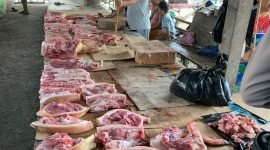 Tumpukan daging babi di salah satu lapak pedagang babi di Pasar Sentral Timika, Mimika, Papua Tengah. (Foto: Galeri Papua/Moh. Wahyu Welerubun)