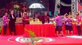 Bupati Mimika, Eltinus Omaleng, melakukan pemotongan tumpeng dalam perayaan HUT ke-169 Pekabaran Injil di tanah Papua yang berlangsung di Kantor GKI Klasis Mimika, Jalan Irigasi, Timika, Papua Tengah, Senin (5/2/2024). (Foto: Galeri Papua/Jefri Manehat)