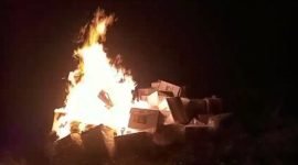 Pembakaran logistik Pemilu di Kabupaten Paniai, Papua Tengah, Senin (12/2/2024). (Foto: Istimewa/Humas Polda Papua)