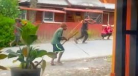 Tangkapan layar video berdurasi 21 detik yang memperlihatkan sejumlah masyarakat saling serang menggunakan katapel dan anak panah di Distrik Mulia, Kabupaten Puncak Jaya, Papua Tengah, Rabu (14/2/2024). (Foto: Istimewa)