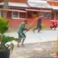 Tangkapan layar video berdurasi 21 detik yang memperlihatkan sejumlah masyarakat saling serang menggunakan katapel dan anak panah di Distrik Mulia, Kabupaten Puncak Jaya, Papua Tengah, Rabu (14/2/2024). (Foto: Istimewa)