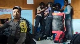 Tangkapan layar video yang memperlihatkan para personel pengamanan TPS Pemilu berupaya bertahan di dalam sebuah ruangan di Kantor Distrik Dogiyai, Kabupaten Dogiyai, Papua Tengah. (Foto: Istimewa)