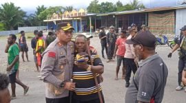 Kapolres Nduga, AKBP V. J. Parapaga, bersama anggotanya melerai masyarakat yang berselisih di Nduga, Papua Pegunungan, saat penghitungan suara, Kamis (15/2/2024). (Foto: Istimewa/Humas Polda Papua)