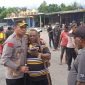 Kapolres Nduga, AKBP V. J. Parapaga, bersama anggotanya melerai masyarakat yang berselisih di Nduga, Papua Pegunungan, saat penghitungan suara, Kamis (15/2/2024). (Foto: Istimewa/Humas Polda Papua)
