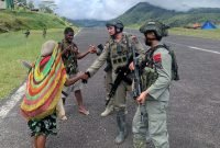 Satgas Tindak dan Gakum saat melaksanakan patroli dialogis di Distrik Kiwirok, Kabupaten Pegunungan Bintang, Provinsi Papua Tengah. (Foto: Istimewa/Satgas Humas ODC 2024)