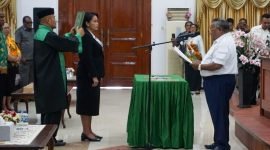 Pengambilan sumpah janji jabatan oleh Pj Sekda Mimika, Ida Wahyuni, dipimipin Bupati Mimika, Eltinus Omaleng, Kamis (1/2/2024) di Pendopo Rumah Jabatan Bupati Mimika, Jalan Poros SP3, Timika, Papua Tengah. (Foto: Galeri Papua/Endy Langobelen) 