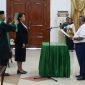 Pengambilan sumpah janji jabatan oleh Pj Sekda Mimika, Ida Wahyuni, dipimipin Bupati Mimika, Eltinus Omaleng, Kamis (1/2/2024) di Pendopo Rumah Jabatan Bupati Mimika, Jalan Poros SP3, Timika, Papua Tengah. (Foto: Galeri Papua/Endy Langobelen) 