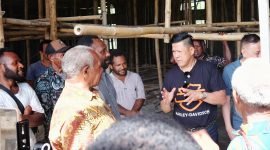 Soedeson Tandra menyambangi masyarakat Papua Tengah. (Foto: Istimewa) 