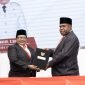 Pj Gubernur Papua Tengah, Ribka Haluk, dan Ketua Majelis Rakyat Papua Provinsi Papua Tengah (MRP-PPT), Agustinus Anggaibak, dalam pelantikan pimpinan MRP-PPT di Aula Kantor Gubernur Papua Tengah, Jalan Merdeka, Kabupaten Nabire, Provinsi Papua Tengah, Kamis (1/2/2024). (Foto: Istimewa)