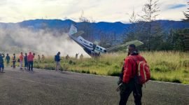 Pesawat Smart Air PK-SNJ tergelincir dan keluar jalur runway di Bandara Aminggaru, Distrik Ilaga, Kabupaten Puncak, Papua Tengah, Senin (5/2/2024). (Foto: Istimewa/Humas Polda Papua)