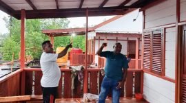 Ketua Majelis Rakyat Papua Provinsi Papua Tengah (MRP-PPT), Agustinus Anggaibak, saat meninjau pembangunan rumah layak huni di Kampung Pomako, Distrik Mimika Timur, Kabupaten Mimika, Papua Tengah, beberapa waktu lalu. (Foto: Istimewa)