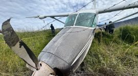 Pesawat Smart Air PK-SNJ keluar jalur runway dan tabrak pagar Bandara Aminggaru, di Distrik Ilaga, Kabupaten Puncak, Papua Tengah, Senin (5/2/2024) pagi. (Foto: Istimewa/Humas Polda Papua)