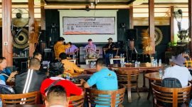 Suasana pertemuan Bawaslu Mimika dengan insan pers di Warung Eyang, Jalan WR Supratman, Timika, Papua Tengah, Selasa (6/2/2024). (Foto: Galeri Papua/Moh. Wahyu Welerubun)