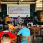 Suasana pertemuan Bawaslu Mimika dengan insan pers di Warung Eyang, Jalan WR Supratman, Timika, Papua Tengah, Selasa (6/2/2024). (Foto: Galeri Papua/Moh. Wahyu Welerubun)