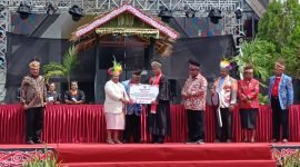 Penjabat Gubernur Papua Tengah, Ribka Haluk, menyerahkan secara simbolis dana senilai Rp1 Miliar dan satu unit kapal cepat kepada Wakil Ketua Sinode GKI di Tanah Papua, Pdt Hizkia Rollo, Senin (5/2/2024) di Pulau Mansinam, Kabupaten Manokwari, Papua Barat. (Foto: Galeri Papua/Rahmat Julaini)