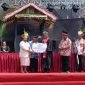 Penjabat Gubernur Papua Tengah, Ribka Haluk, menyerahkan secara simbolis dana senilai Rp1 Miliar dan satu unit kapal cepat kepada Wakil Ketua Sinode GKI di Tanah Papua, Pdt Hizkia Rollo, Senin (5/2/2024) di Pulau Mansinam, Kabupaten Manokwari, Papua Barat. (Foto: Galeri Papua/Rahmat Julaini)