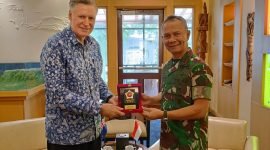 Pertemuan Dubes Selandia Baru untuk Indonesia, Kevin Jeffery Burnet, dan Pangkogabwilhan III, Letnan Jenderal TNI Richard TH Tampubolon, di Rimba Papua Hotel, Timika, Papua Tengah. (Foto: Istimewa)