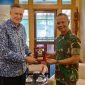 Pertemuan Dubes Selandia Baru untuk Indonesia, Kevin Jeffery Burnet, dan Pangkogabwilhan III, Letnan Jenderal TNI Richard TH Tampubolon, di Rimba Papua Hotel, Timika, Papua Tengah. (Foto: Istimewa)