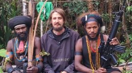 Pilot Susi Air, Kapten Philip Mark Mehrtens, bersama dua anggota pasukan TPNPB Kodap III Ndugama Darakma. (Foto: Istimewa/TPNPB-OPM)