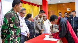 Penandatanganan kesepakatan perjanjian satuan harga oleh Pemerintah Daerah Puncak Jaya dan para pelaku usaha usai rapat koordinasi terkait harga sembako dan bahan bakar minyak (BBM) di Aula Sasana Kaonak, Kantor Bupati Puncak Jaya, Rabu (7/2/2024). (Foto: Istimewa/Prokompim Puncak Jaya) 