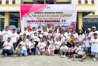 Foto bersama keluarga jurnalis di Mimika dalam momen peringatan Hari Pers Nasional ke-78 yang digelar oleh Jurnalis Perempuan Mimika di pelataran Gedung Tongkon, Jalan Sam Ratulangi, Mimika, Papua Tengah, Jumat (9/2/2024) pagi. (Foto: Istimewa/Jurnalis Perempuan Mimika)