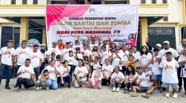 Foto bersama keluarga jurnalis di Mimika dalam momen peringatan Hari Pers Nasional ke-78 yang digelar oleh Jurnalis Perempuan Mimika di pelataran Gedung Tongkon, Jalan Sam Ratulangi, Mimika, Papua Tengah, Jumat (9/2/2024) pagi. (Foto: Istimewa/Jurnalis Perempuan Mimika)