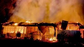 Kantor Dinas Perindustrian, Perdagangan, dan Koperasi Kabupaten Kepulauan Yapen, hangus terbakar, Kamis (8/2/24). (Foto: Istimewa/Humas Polda Papua)