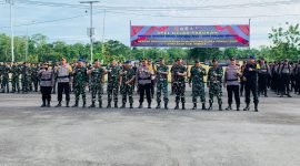 Foto bersama pada apel gelar pasukan di Mako Polres Mimika Mile 32, Jalan Agimuga, Mimika, Papua Tengah, Jumat (9/2/2024). (Foto: Galeri Papua/Moh. Wahyu Welerubun)