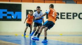 Para siswa Papua Football Academy menjalani latihan di Mimika Sport Complex, Timika, Papua Tengah. (Foto: Istimewa/Corporate Communication PTFI)