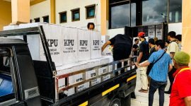 Kotak suara Pemilu 2024 saat dimuat ke dalam kendaraan pengangkut untuk digeser ke Bandar Udara Mozes Kilangin Timika, Mimika, Papua Tengah, Sabtu (10/2/2024). (Foto: Galeri Papua/Moh. Wahyu Welerubun)