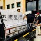 Kotak suara Pemilu 2024 saat dimuat ke dalam kendaraan pengangkut untuk digeser ke Bandar Udara Mozes Kilangin Timika, Mimika, Papua Tengah, Sabtu (10/2/2024). (Foto: Galeri Papua/Moh. Wahyu Welerubun)