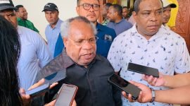 Bupati Mimika, Eltinus Omaleng, saat ditemui awak media di Hotel Cenderawasih 66, Timika, Papua Tengah, Sabtu (10/2/2024). (Foto: Galeri Papua/Moh. Wahyu Welerubun)