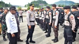 Pj Wali Kota Jayapura, Frans Pekey, dan Kapolresta Jayapura Kota, Kombes Pol. Dr. Victor D. Mackbon, mengecek pasukan pengamanan TPS di Lapangan PTC Entrop, Sabtu (10/2/2024). (Istimewa/Humas Polda Papua) 