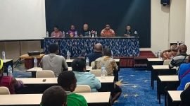 Ketua MRP Papua Tengah, Agustinus Anggaibak, bersama sejumlah anggota MRP Papua Tengah melakukan tatap muka bersama tokoh masyarakat di Mimika. (Foto:Galeri Papua/Endy Langobelen)