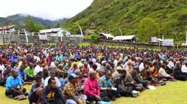 Para jemaat memadati perayaan HUT ke-61 GIDI di lapangan terbuka GIDI Mulia, Puncak Jaya, Papua Tengah, Minggu (11/2/2024). (Foto: Valentine Margareth Patalle/Prokompim Puncak Jaya) 