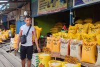 Ayudin, seorang pedagang beras di Pasar Sentral Timika, Papua Tengah. (Foto: Galeri Papua/Endy Langobelen)