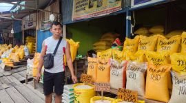 Ayudin, seorang pedagang beras di Pasar Sentral Timika, Papua Tengah. (Foto: Galeri Papua/Endy Langobelen)